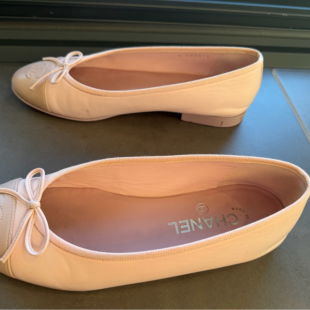 CHANEL Blush Pink Leather Ballet Flats with Bow & CC Logo - Picture 4 of 7